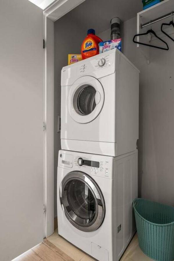 Luxury Apartment On The 9Th Floor Near Stampede, Complimentary Wine, 2 Car Ug Parking YYC Екстериор снимка