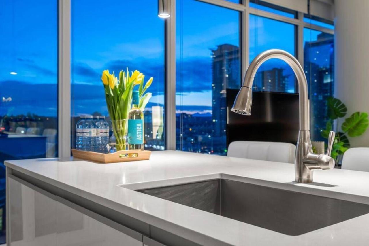 Luxury Apartment On The 9Th Floor Near Stampede, Complimentary Wine, 2 Car Ug Parking YYC Екстериор снимка