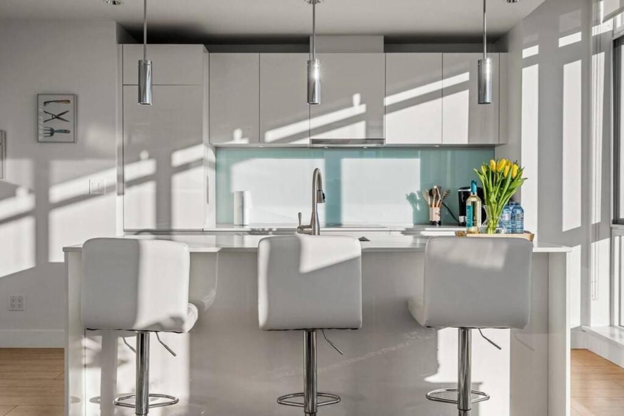 Luxury Apartment On The 9Th Floor Near Stampede, Complimentary Wine, 2 Car Ug Parking YYC Екстериор снимка