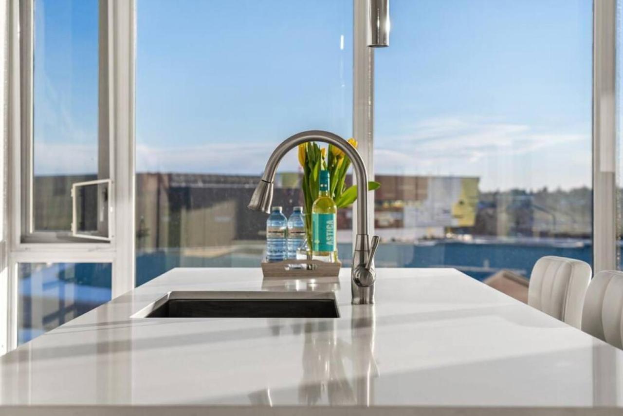 Luxury Apartment On The 9Th Floor Near Stampede, Complimentary Wine, 2 Car Ug Parking YYC Екстериор снимка